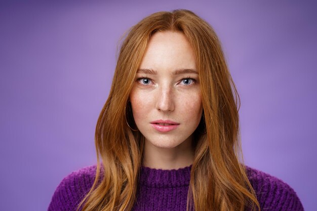 Photo portrait d'une jeune femme sur fond bleu