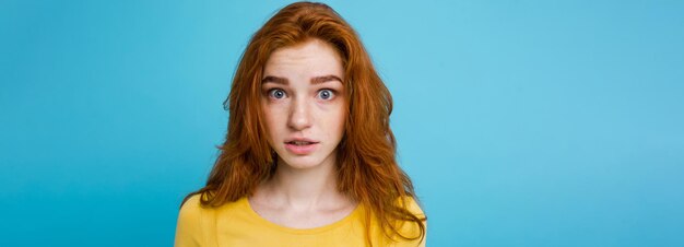 Portrait d'une jeune femme sur fond bleu