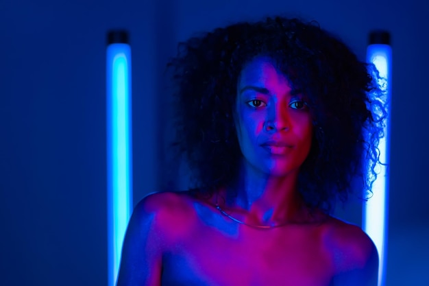 Photo portrait d'une jeune femme sur un fond bleu