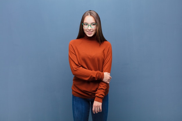 Portrait d'une jeune femme sur fond bleu