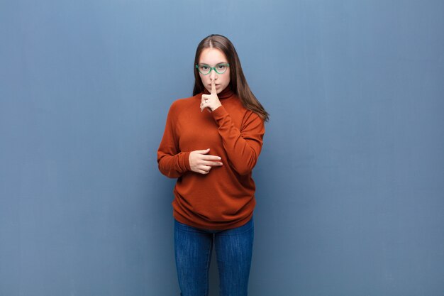 Portrait d'une jeune femme sur fond bleu