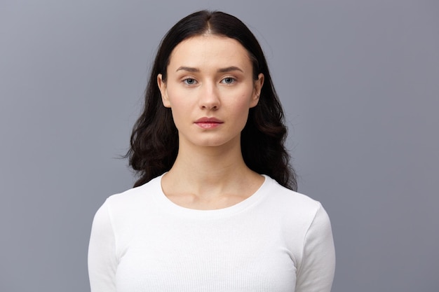 Portrait d'une jeune femme sur un fond gris