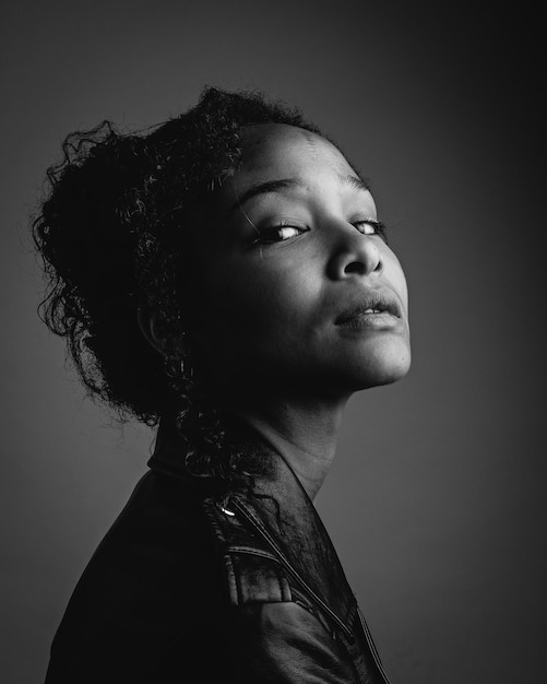 Photo portrait d'une jeune femme sur un fond gris