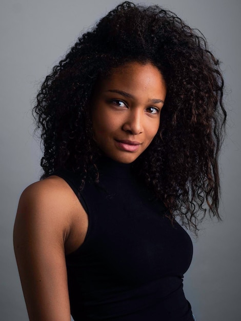 Photo portrait d'une jeune femme sur un fond gris