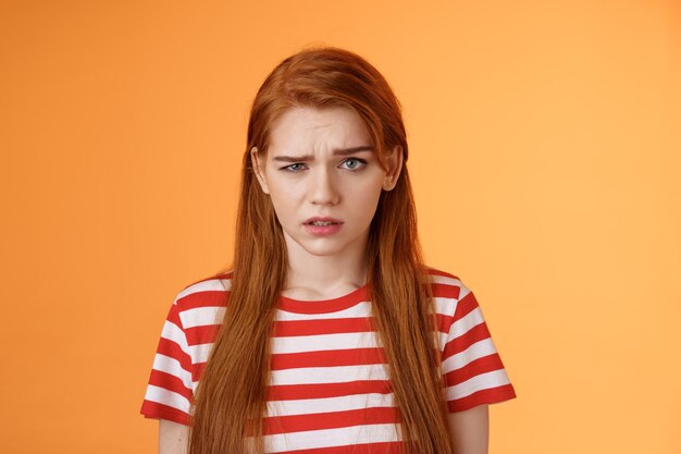 Photo portrait d'une jeune femme sur fond jaune