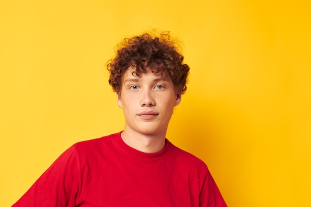 Photo portrait d'une jeune femme sur fond jaune