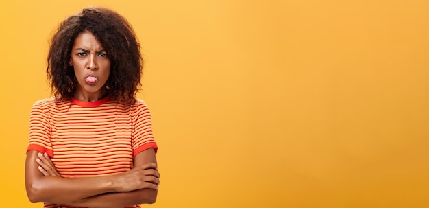 Photo portrait d'une jeune femme sur un fond jaune