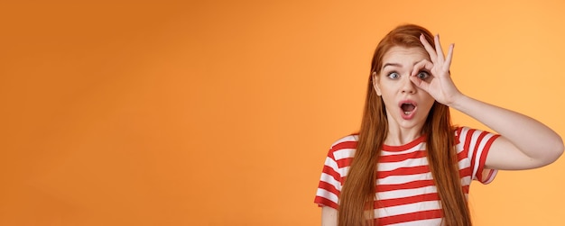 Photo portrait d'une jeune femme sur fond jaune