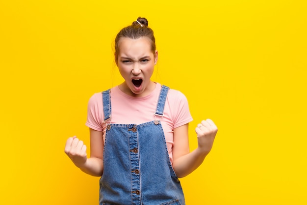 Portrait d'une jeune femme sur fond jaune