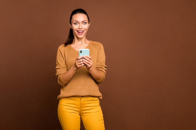 Portrait d'une jeune femme sur fond marron