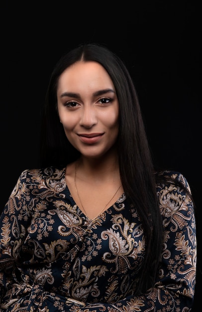 portrait d'une jeune femme sur fond noir