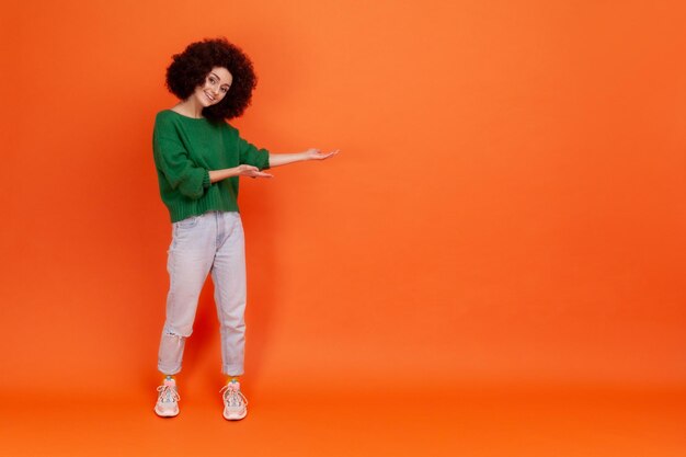 Portrait de jeune femme sur fond orange