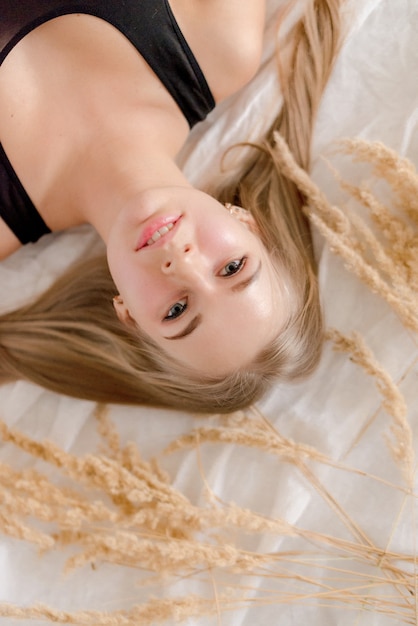 Portrait d'une jeune femme sur fond textile