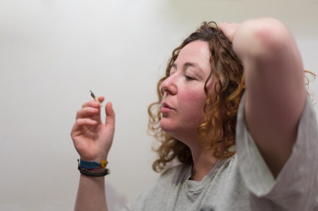 Portrait d'une jeune femme fumant une cigarette