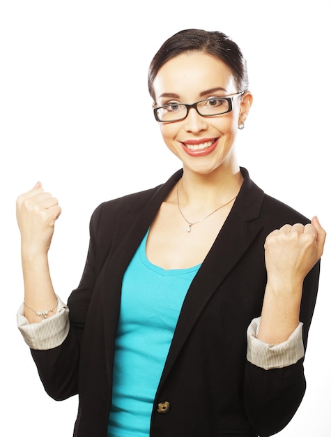 Portrait de jeune femme gagnante avec des lunettes