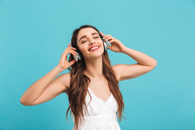 Portrait d'une jeune femme gaie, écouter de la musique