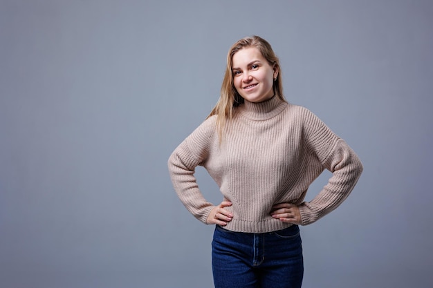 Portrait d'une jeune femme gaie isolée sur fond gris Émotions humaines positives Expressions faciales Concept publicitaire Satisfaction client