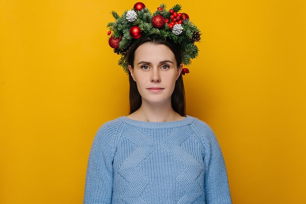 Portrait de jeune femme en guirlande de Noël