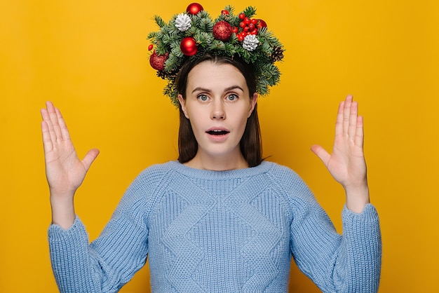 Portrait de jeune femme en guirlande de Noël