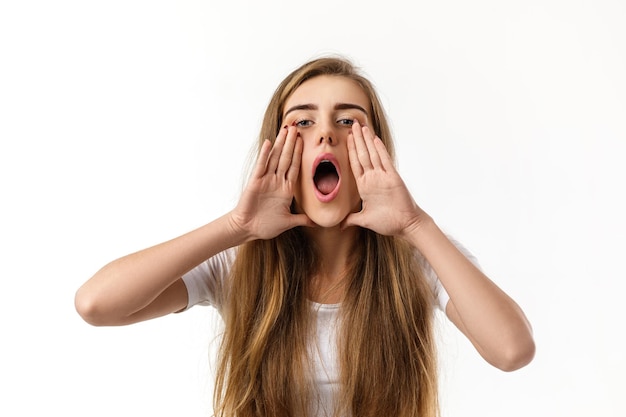 Portrait de jeune femme heureuse appelant quelqu'un