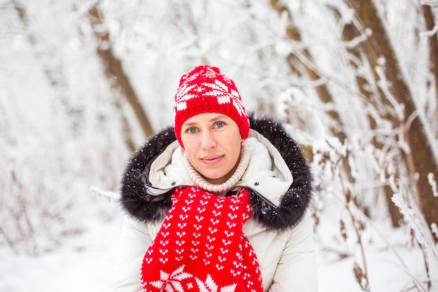 Portrait de jeune femme heureuse dans la forêt d'hiver