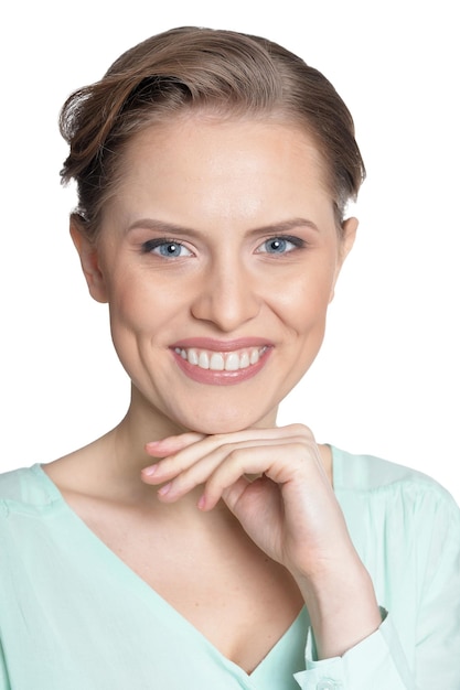 Portrait de jeune femme heureuse sur fond blanc