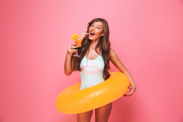 Portrait d'une jeune femme heureuse en maillot de bain