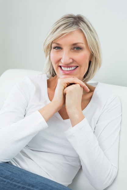 Portrait d'une jeune femme heureuse à la maison