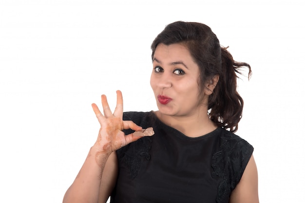 Portrait d'une jeune femme heureuse, manger une barre de chocolat isolé sur fond blanc