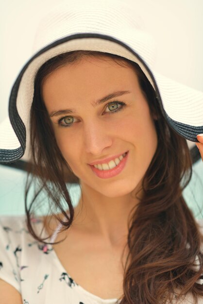 portrait d'une jeune femme heureuse sur la plage pendant les vacances d'été