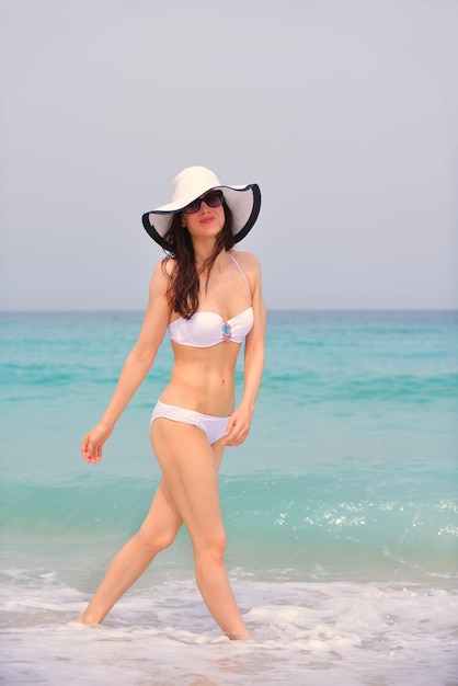 portrait d'une jeune femme heureuse sur la plage pendant les vacances d'été