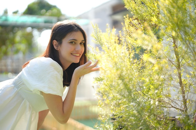 Portrait de jeune femme heureuse regarde à huis clos