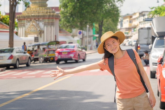 Portrait d'une jeune femme heureuse sur la route de la ville