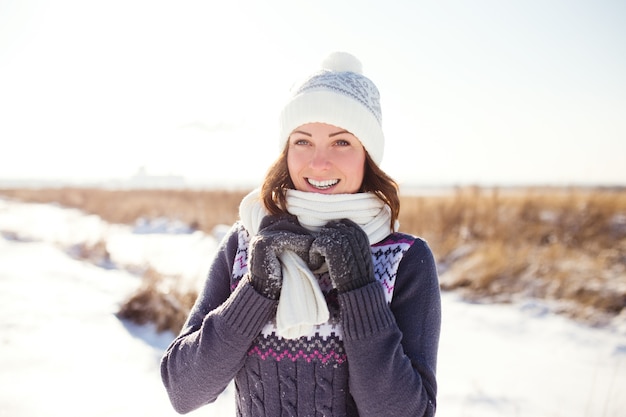 Portrait de jeune femme heureuse s'amuser à la belle journée d'hiver ensoleillée