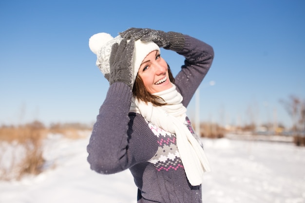 Portrait de jeune femme heureuse s'amuser à la belle journée d'hiver ensoleillée