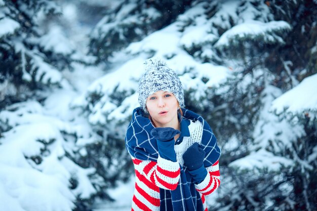 Portrait d'une jeune femme heureuse s'amuser lors d'une belle journée d'hiver