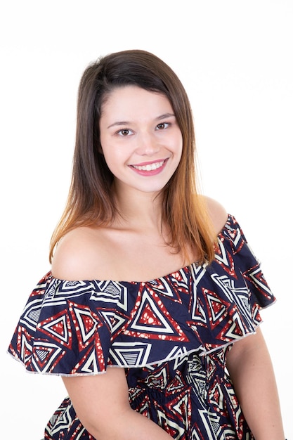 Portrait d'une jeune femme heureuse souriant sur fond blanc