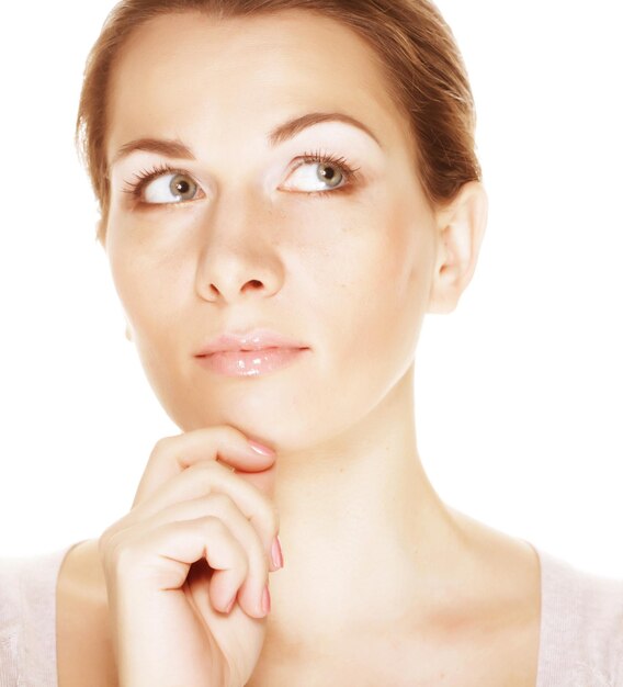 Portrait de jeune femme heureuse souriante sur blanc