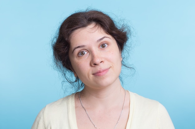 Portrait de jeune femme heureuse