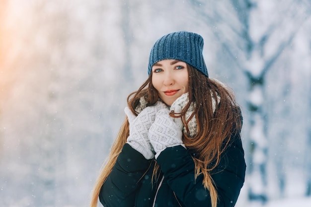 Portrait de jeune femme d'hiver beauté modèle joyeux fille riant et s'amusant dans le parc d'hiver belle jeune femme à l'extérieur profiter de la nature l'hiver