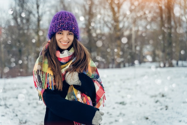 Portrait de jeune femme d'hiver. Beauty Joyful Model Girl rire et s'amuser à winter park. Belle jeune femme à l'extérieur, profiter de la nature, l'hiver