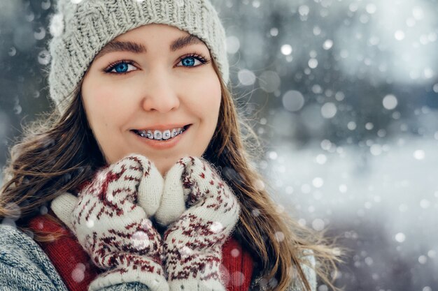 Photo portrait de jeune femme d'hiver. beauty joyful model girl rire et s'amuser à winter park. belle jeune femme à l'extérieur, profiter de la nature, l'hiver
