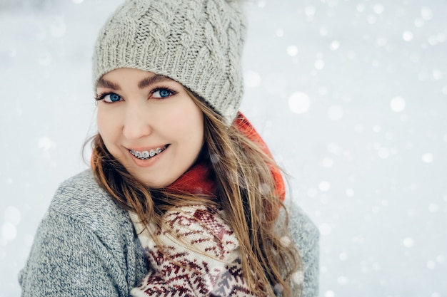 Portrait de jeune femme d'hiver. Beauty Joyful Model Girl rire et s'amuser à winter park. Belle jeune femme à l'extérieur, profiter de la nature, l'hiver