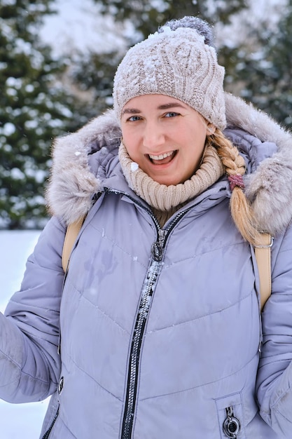 Portrait de jeune femme en hiver neigeux