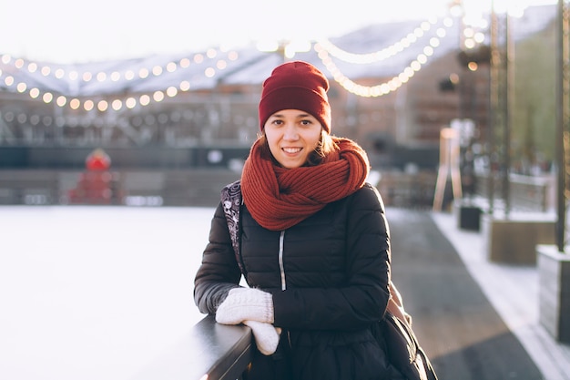 Portrait d'une jeune femme en hiver à la patinoire