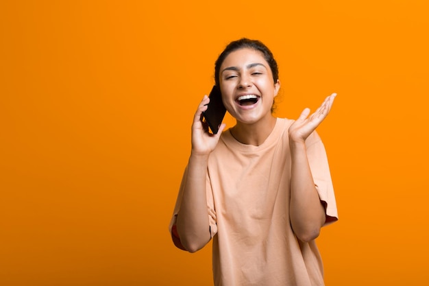 Portrait de jeune femme indienne adulte avec téléphone portable