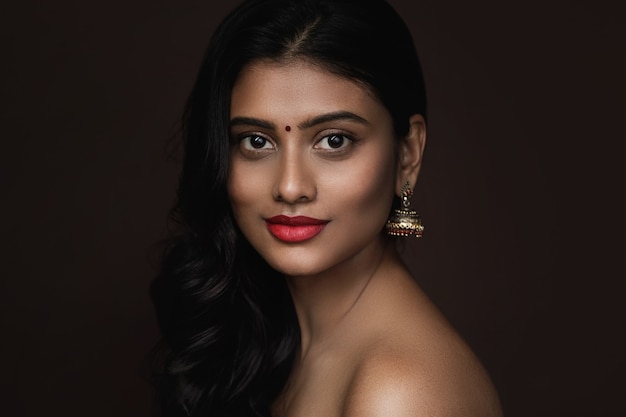 Portrait de jeune femme indienne avec beau maquillage et coiffure