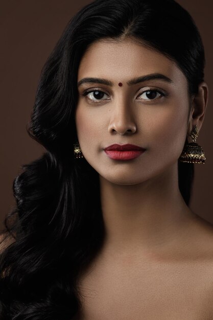 Portrait de jeune femme indienne avec de beaux maquillage et coiffure