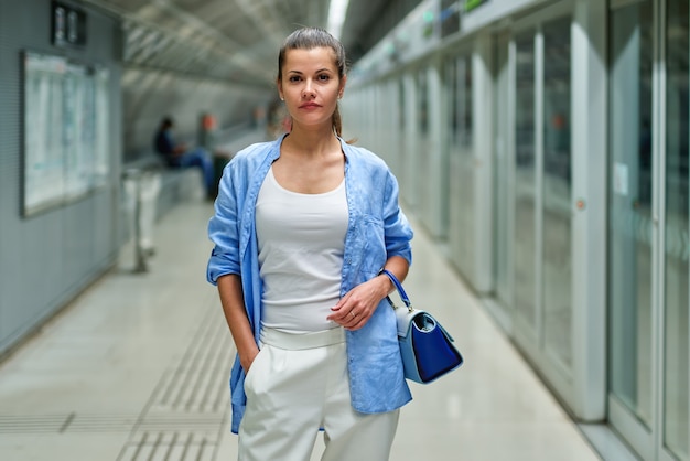 Portrait de jeune femme à l'intérieur du métro.