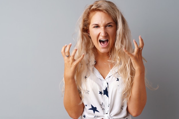 Portrait de jeune femme irritée en colère